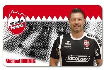 Frühstücksbrettchen mit dem Porträt eines männlichen Sportlers in schwarzem Trikot und Logo im Hintergrund.